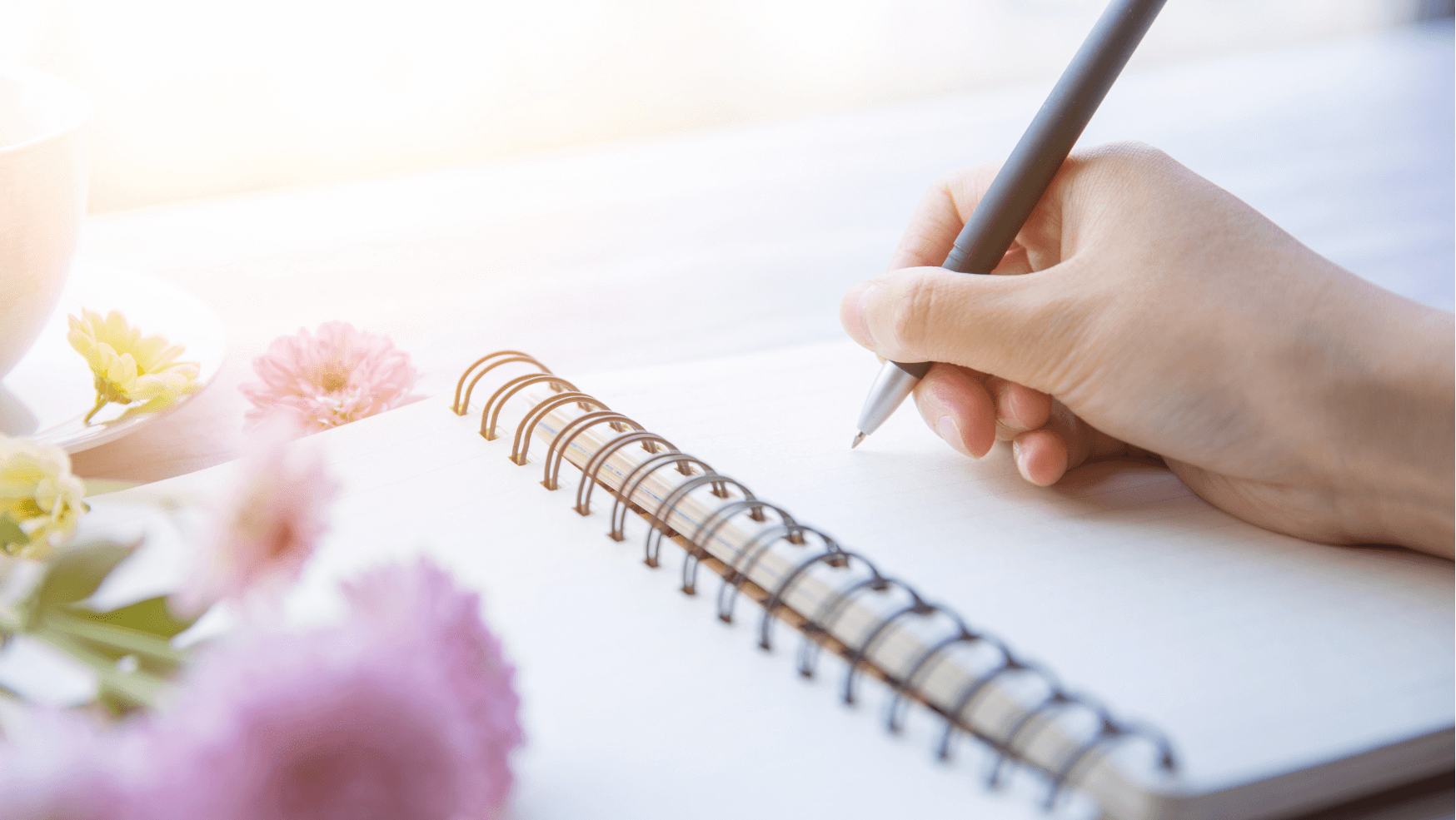 ダイエット指導者向けオンラインレッスンの学びを記録する手元のノートとペン